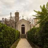 Ci avviciniamo al tempio e ci godiamo la bellezza del viale di ingresso, l� dove aiuole di pitosforo ci accompagnano al portone...